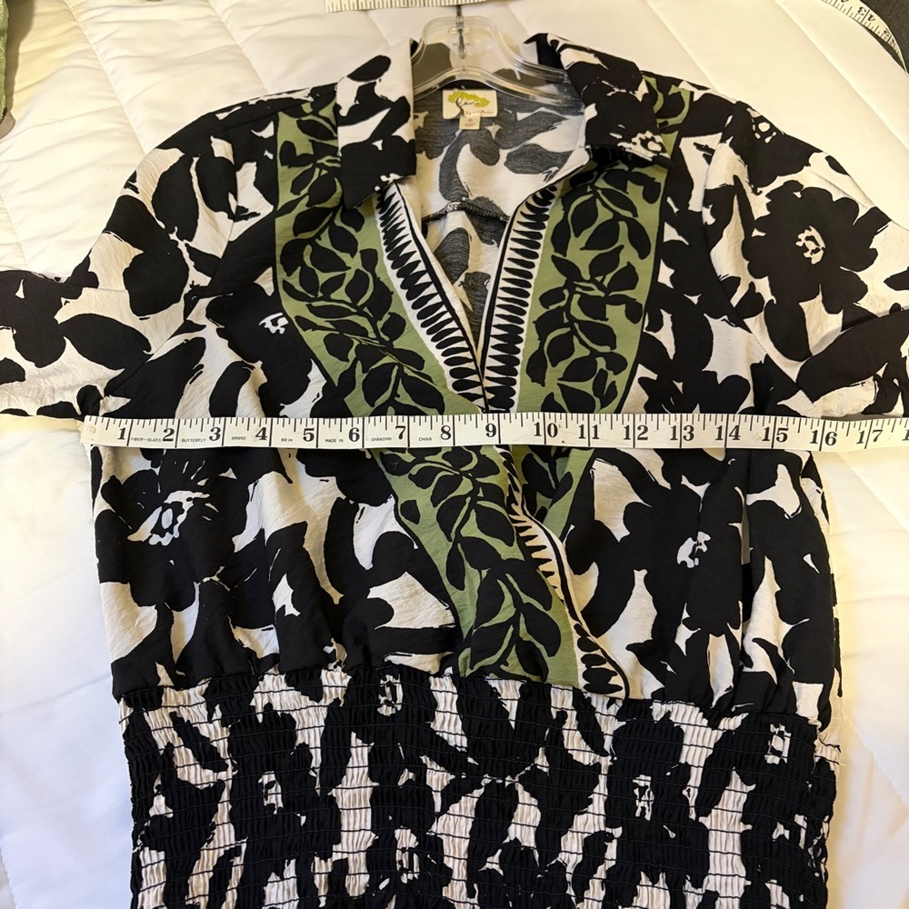 Black and White Fig and Flower Blouse - Picture 11 of 11